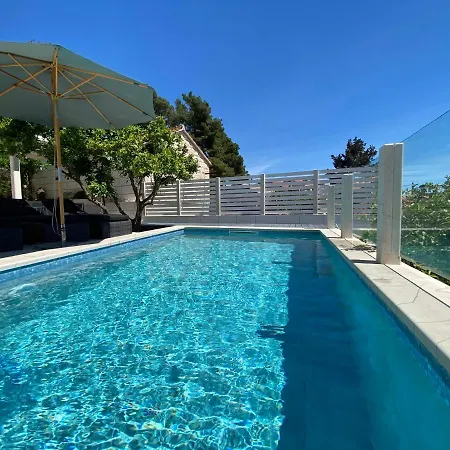 House With Heated Pool Sumartin