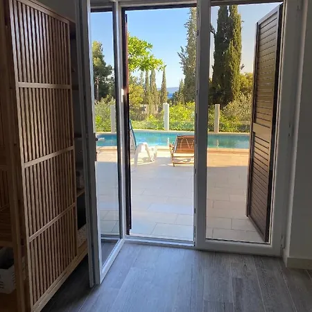 Villa House With Heated Pool Sumartin