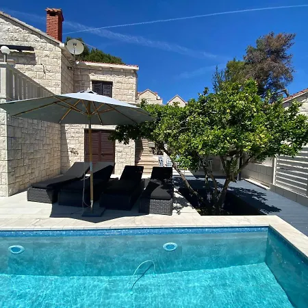 Villa House With Heated Pool Sumartin