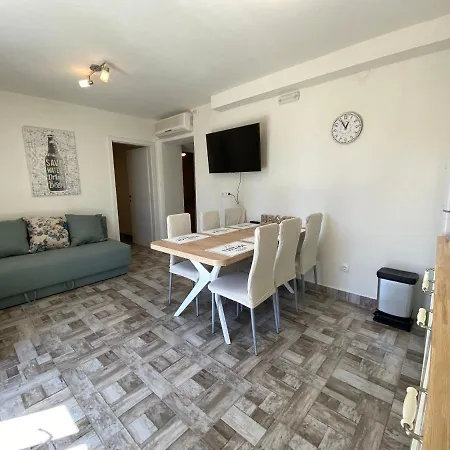 House With Heated Pool Sumartin